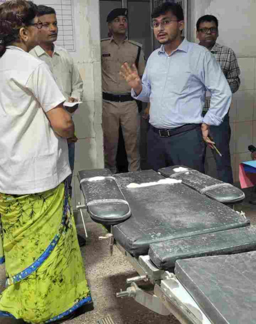 डीएम ने सीएचसी कुढ़नी का निरीक्षण कर स्वास्थ्य सेवाओं की जांच की